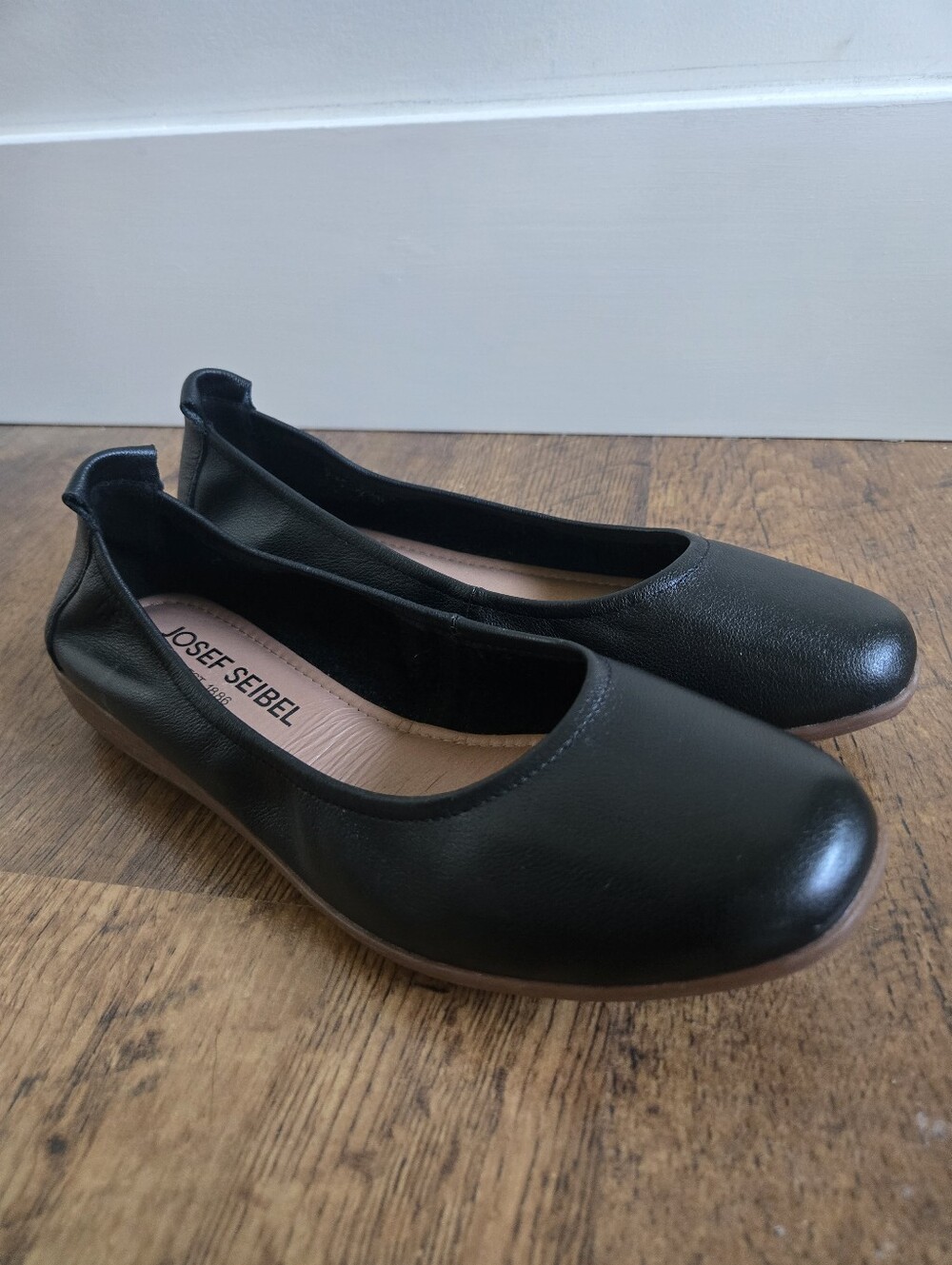 NWOT Josef Seibel black leather flats